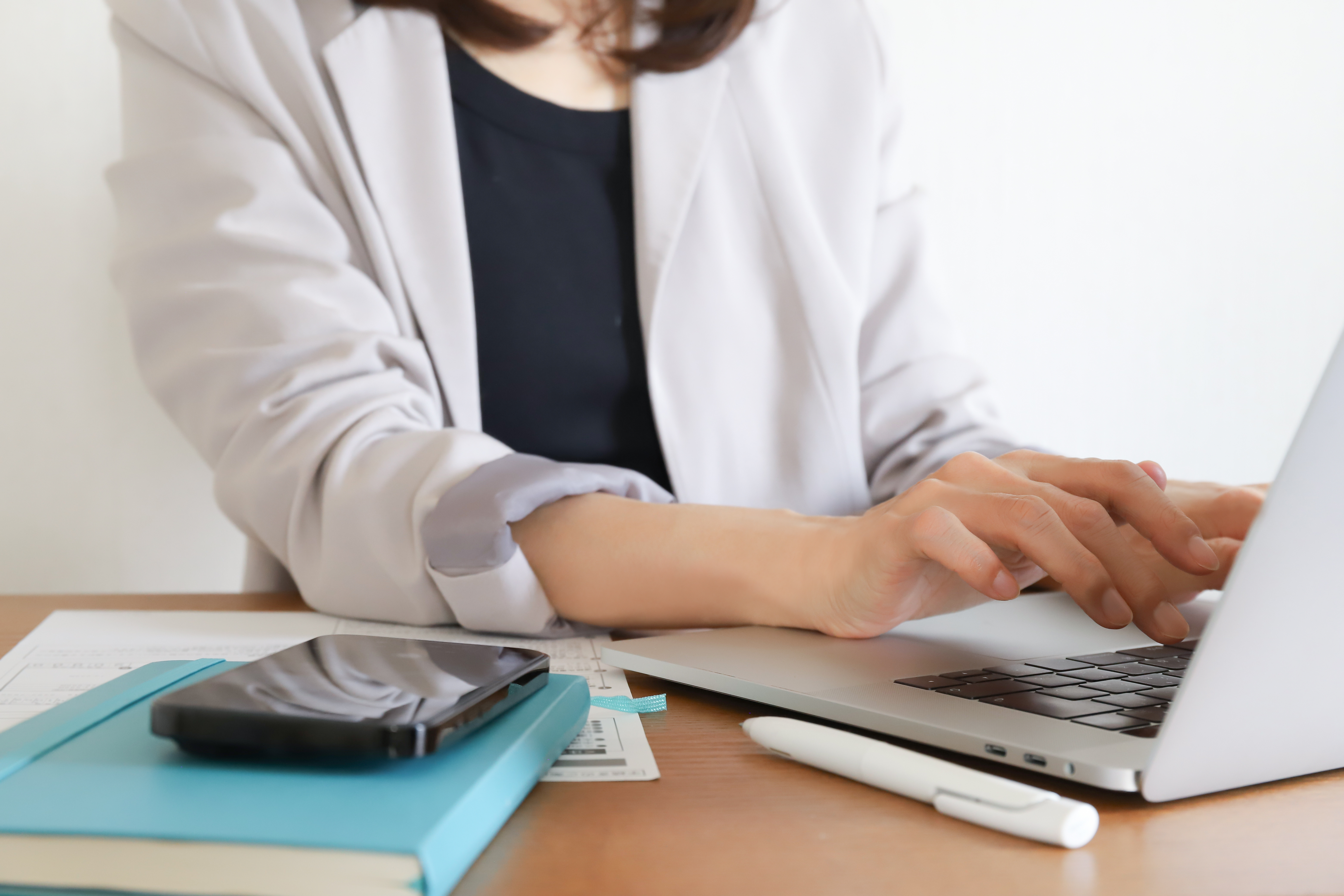 オンラインテスト運営のマニュアルを作るメリットをご紹介。問い合わせ削減・不正防止につながる運営設計とは？